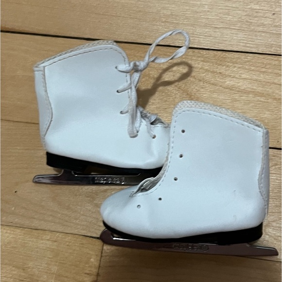 Maplelea figure skating outfit with bag. 18 inch doll okay condition - Picture 2 of 7